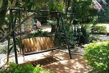 هتل Surjios Guest House
