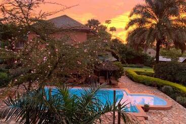 هتل Surjios Guest House