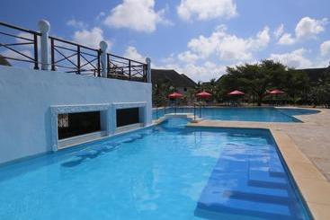استراحتگاه Karibuni Hotel & Villas