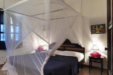 استراحتگاه Karibuni Hotel & Villas