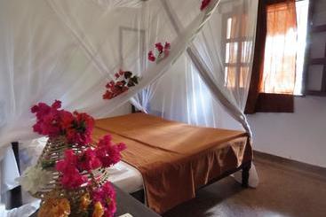 استراحتگاه Karibuni Hotel & Villas
