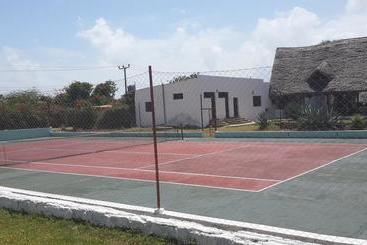 استراحتگاه Karibuni Hotel & Villas