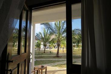 استراحتگاه Karibuni Hotel & Villas
