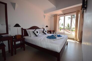 هتل Amal Beach