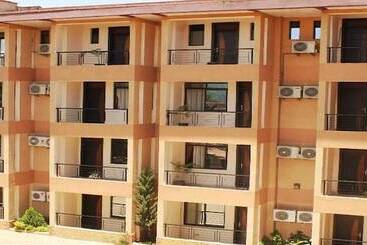 هتل Le Savanna Country Lodge And