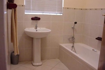 هتل Africlassic Guest House Harrismith