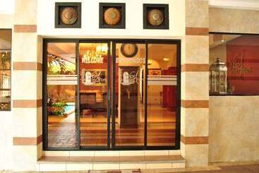 هتل La Casa De Los Arcos