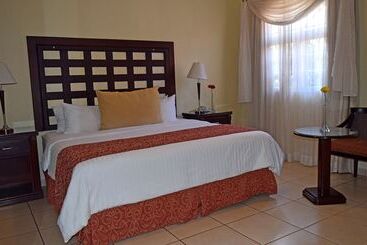 هتل La Casa De Los Arcos