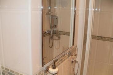 تختخواب و صبحانه Chiverton House Guest Accommodation