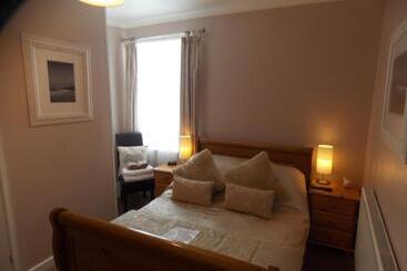 تختخواب و صبحانه Chiverton House Guest Accommodation