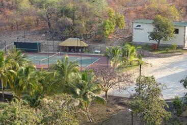 هتل Lake Kariba Inns