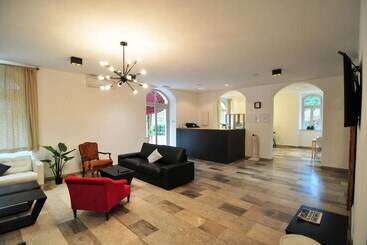 هتل Villa Laurel