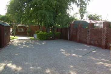 پانسیون Matoppi Guest House
