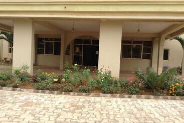 Pinnacle Hotels And Suites