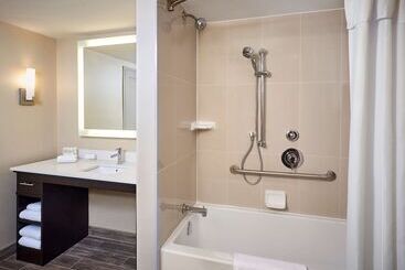 هتل Homewood Suites By Hilton North Bay