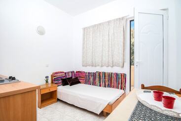 هتل Kiras Studios