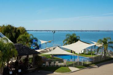 Отель Lake Edge Resort
