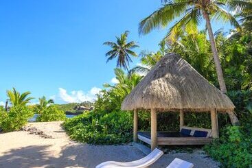 هتل Savasi Island Resort