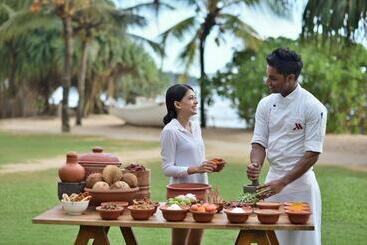 هتل Weligama Bay Marriott Resort & Spa