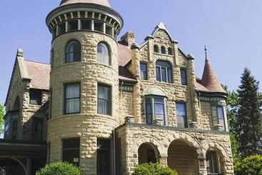 Castle La Crosse Bed And Breakfast