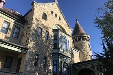 Castle La Crosse Bed And Breakfast