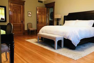Castle La Crosse Bed And Breakfast