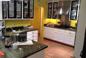 تختخواب و صبحانه My Rosegarden Guest Rooms
