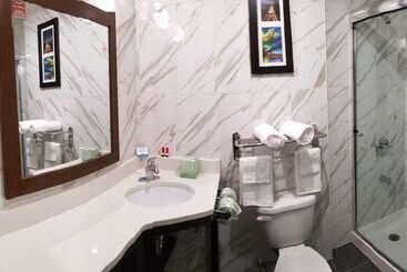 هتل Days Inn By Wyndham Brooklyn Marine Park