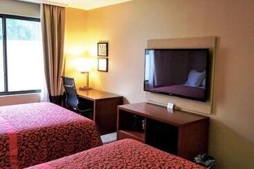 هتل Days Inn By Wyndham Brooklyn Marine Park