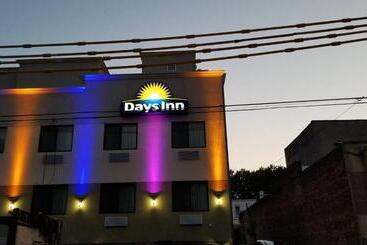 هتل Days Inn By Wyndham Brooklyn Marine Park
