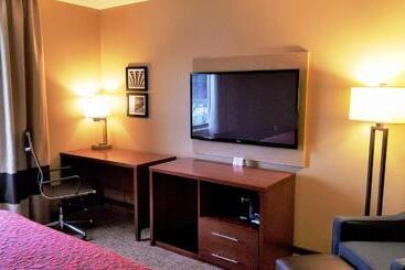 هتل Days Inn By Wyndham Brooklyn Marine Park
