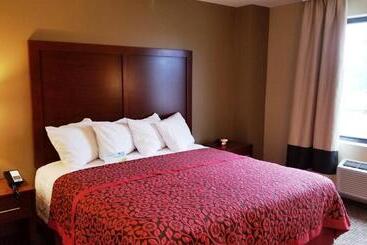 هتل Days Inn By Wyndham Brooklyn Marine Park