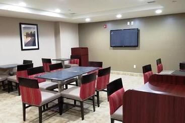 هتل Days Inn By Wyndham Brooklyn Marine Park