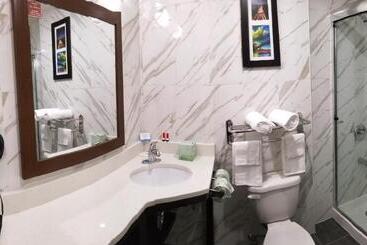 هتل Days Inn By Wyndham Brooklyn Marine Park