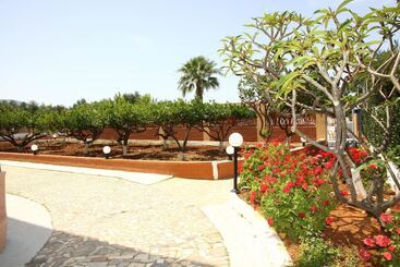 هتل Triton Garden