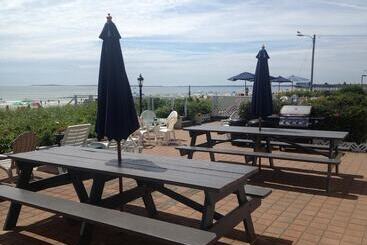 Sandpiper Beachfront Motel