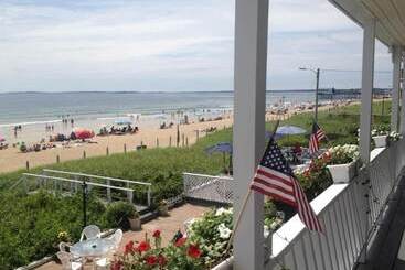 Sandpiper Beachfront Motel