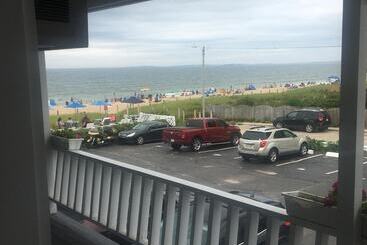 Sandpiper Beachfront Motel
