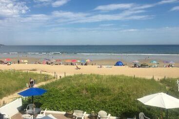 Sandpiper Beachfront Motel
