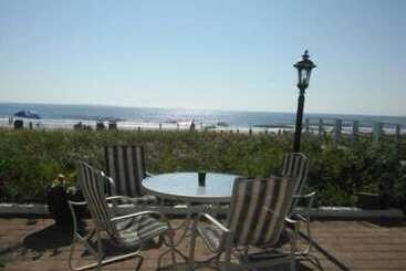 Sandpiper Beachfront Motel