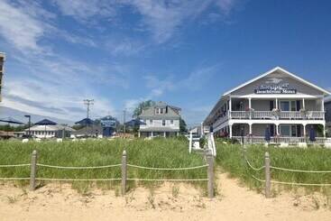 Sandpiper Beachfront Motel