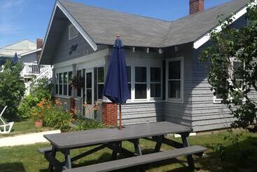 Sandpiper Beachfront Motel