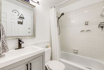 18 Mi To Dtwn Atlanta: Pet Friendly Home W/ Yard!