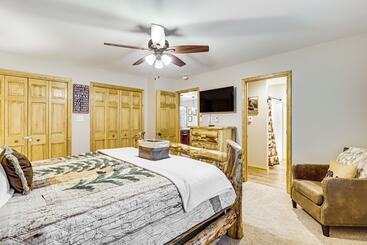 Lake Access & Hot Tub: Forest View Poconos Cabin