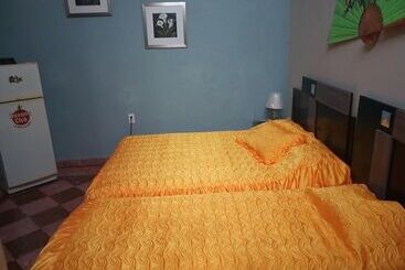 Hostal Manzzanares   Hostel