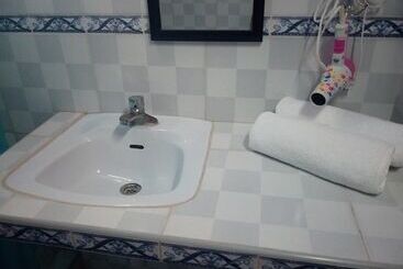 Hostal Manzzanares   Hostel