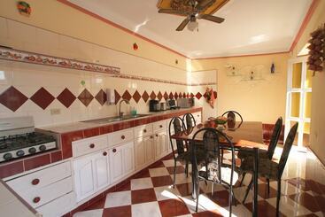 تختخواب و صبحانه Hostal Los Balcones