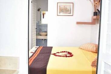 تختخواب و صبحانه Hostal Mimi's Palace