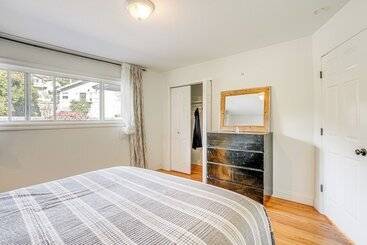 Charming Oakland Home W/ Fireplace & Deck!