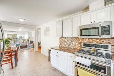 Charming Oakland Home W/ Fireplace & Deck!